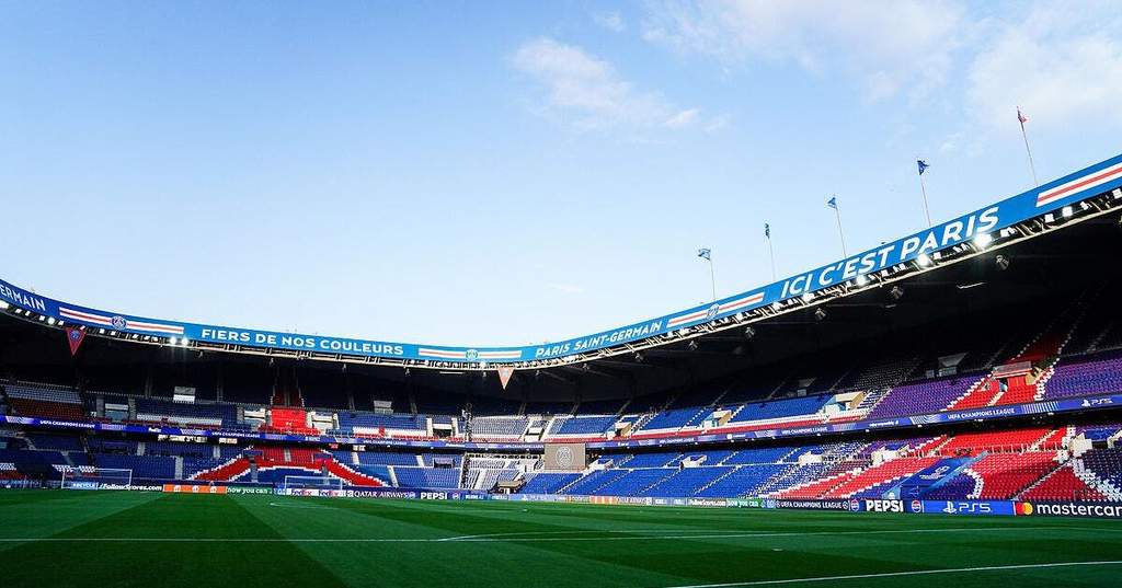 Stadion Parc des Princes milik Paris Saint-Germain di Paris