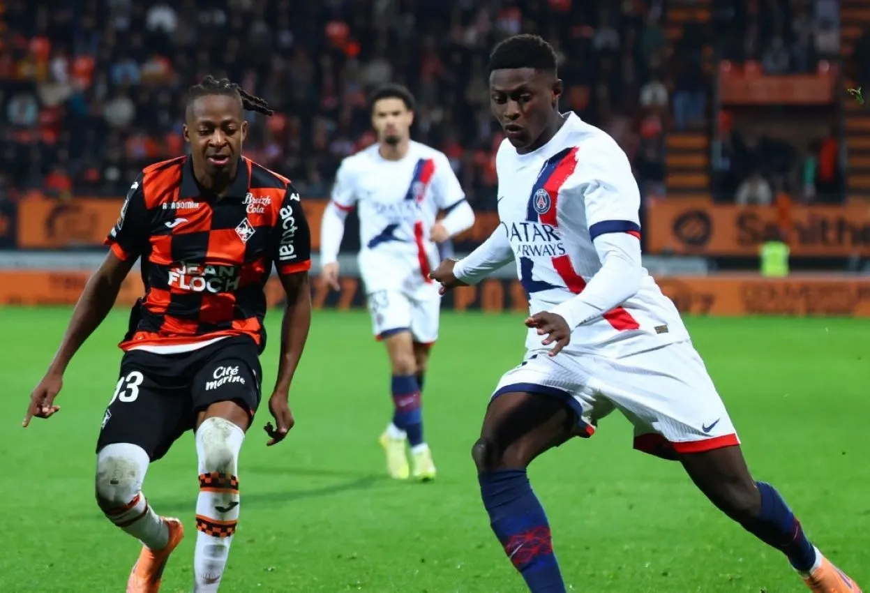 Nuno Mendes memberikan umpan silang saat PSG melawan Marseille di Vélodrome