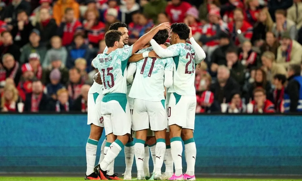 Tiga pemain PSG Nuno Mendes Vitinha Joao Neves membela Portugal lawan Denmark di Liga Nations