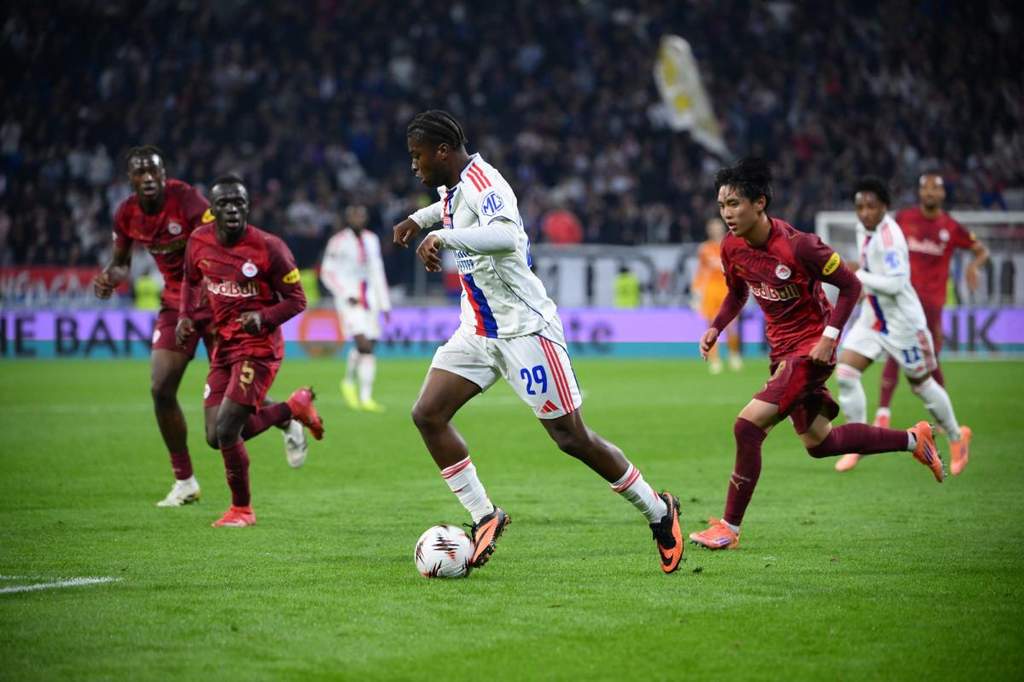 Striker Olympique Lyonnais Enzo Molebe masuk dalam radar transfer OGC Nice.