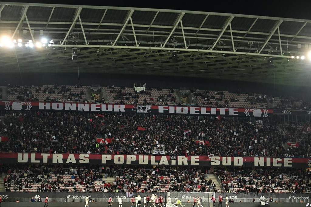 Para pemain OGC Nice mengenakan jersey khusus di Allianz Riviera.