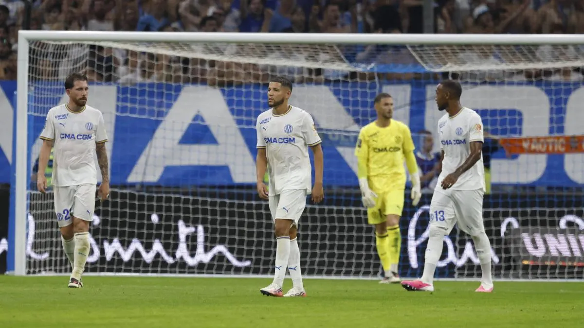 Pemain OM dan Paris FC bertanding di Stadion Vélodrome pada laga Ligue 1.