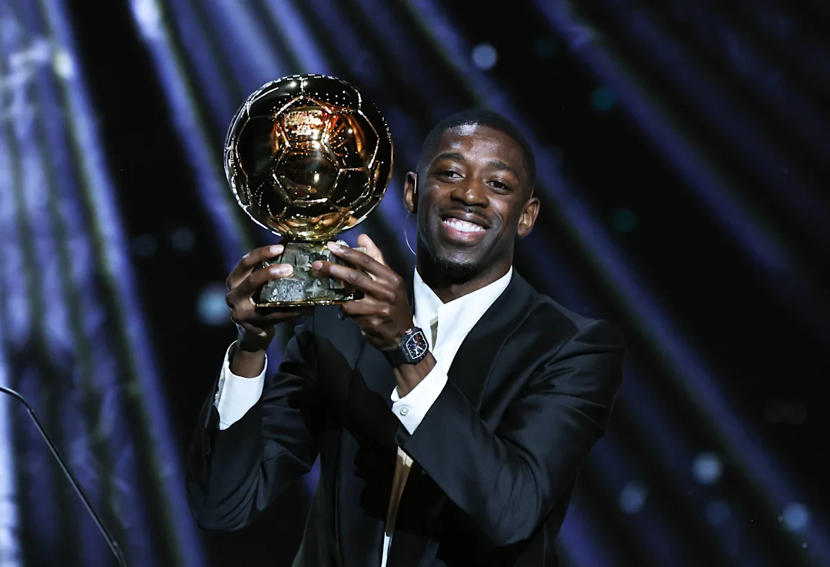 Ousmane Dembélé memamerkan trofi Ballon d'Or 2025 di Balai Kota Evreux pada Oktober 2025