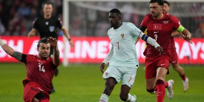 Ousmane Dembele dan Desire Doue membela timnas Prancis melawan Italia di Stade de France