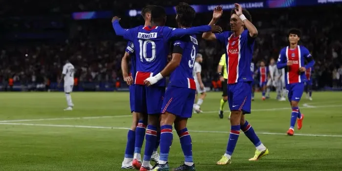 Ousmane Dembele dan Ferran Torres merayakan gol PSG ke gawang Slovan Bratislava di Parc des Princes