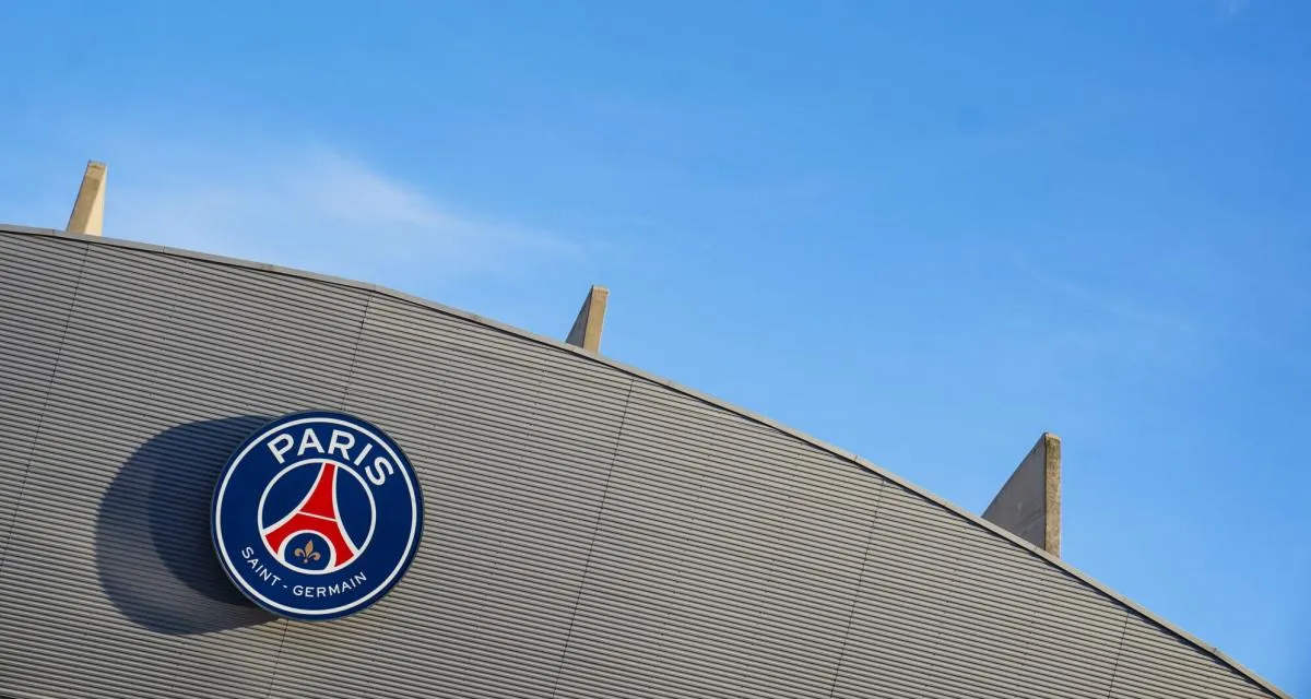 Parc des Princes stadion PSG dengan latar kota Paris saat senja