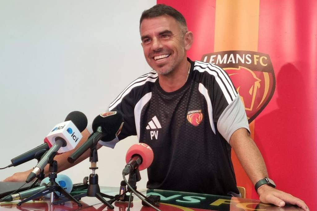 Pelatih Le Mans Patrick Videira tersenyum saat konferensi pers pramusim.