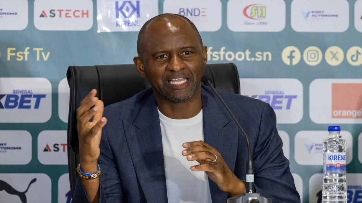Patrick Vieira memberi instruksi kepada pemain Senegal dalam laga kualifikasi CAN 2027 melawan Ethiopia