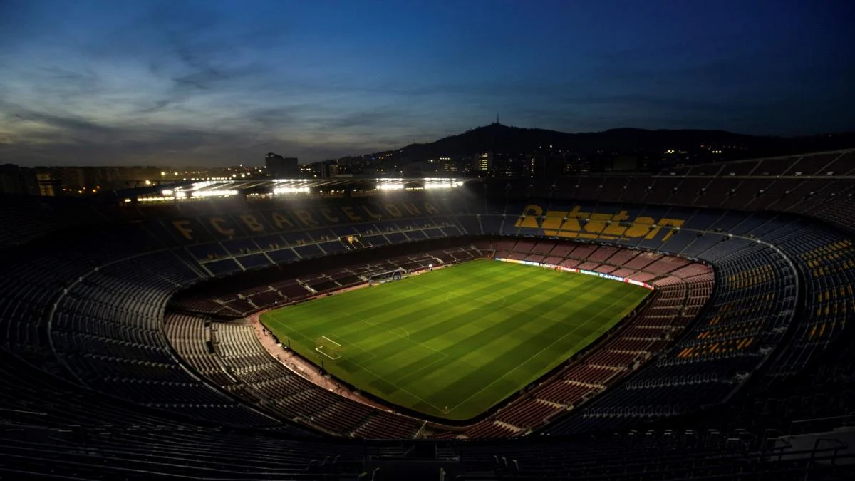 Pekerja merampungkan atap dan tribun Camp Nou Barcelona dalam proyek renovasi stadion pada September 2026