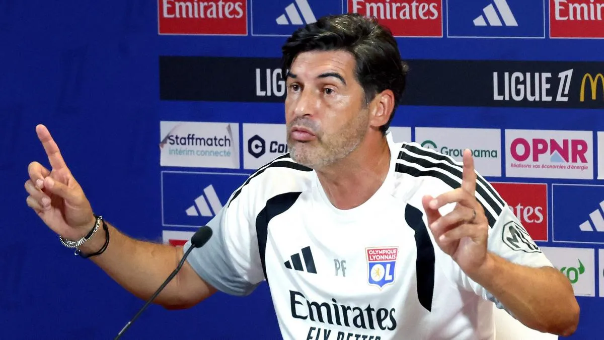 Pelatih Lyon Paulo Fonseca memberi instruksi kepada pemain dalam sesi latihan jelang melawan Lens