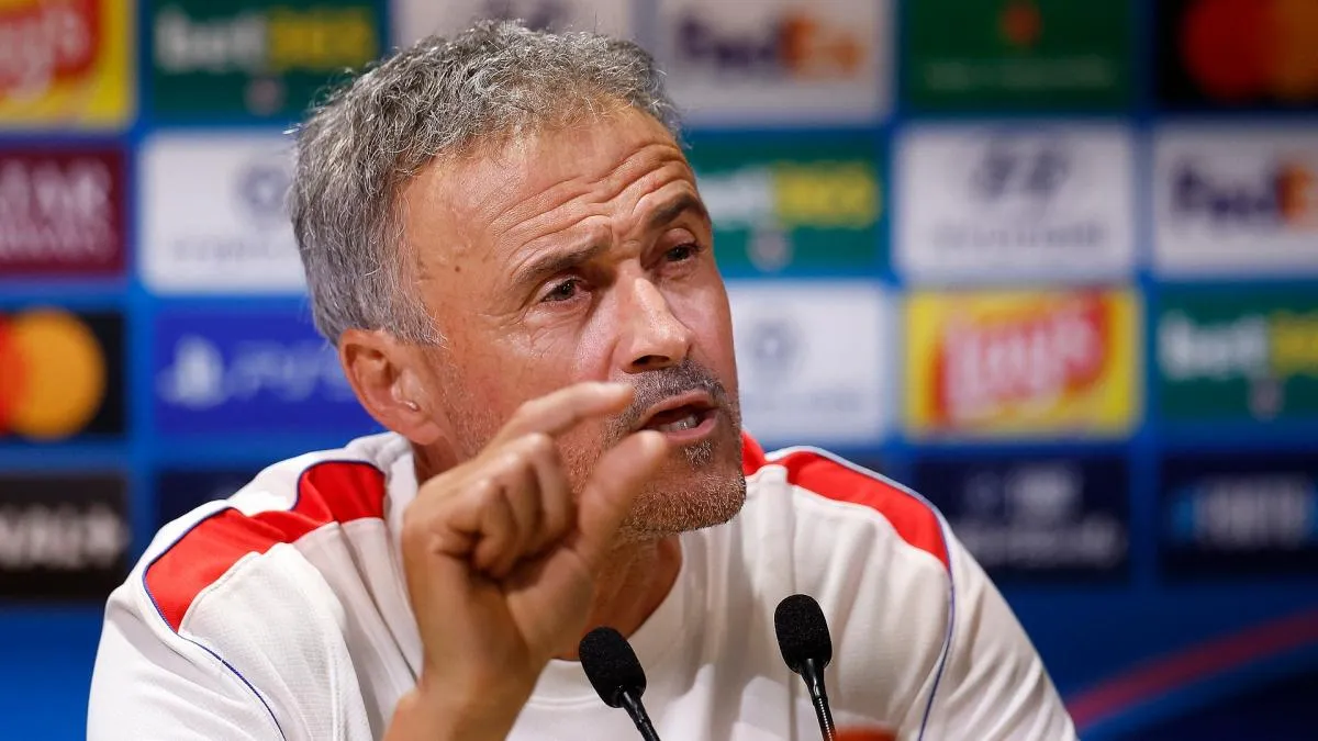 Pelatih PSG Luis Enrique memberikan instruksi dari pinggir lapangan dalam pertandingan Ligue 1