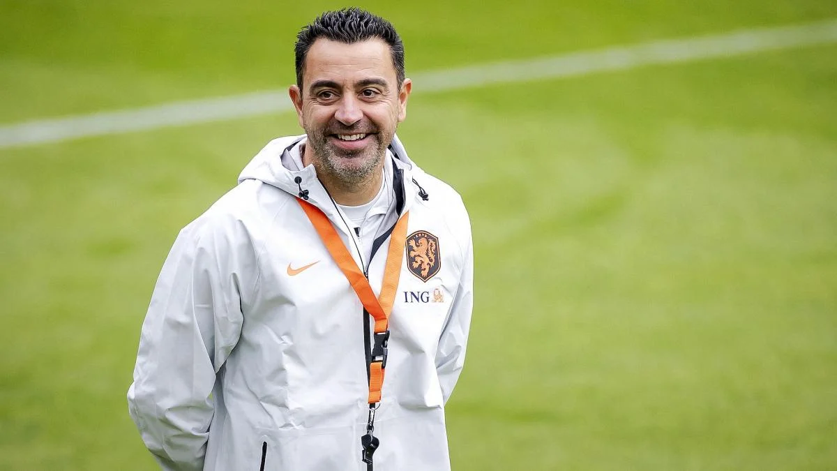 Pelatih timnas Belanda Xavi Hernandez memimpin sesi latihan jelang laga Liga Nations