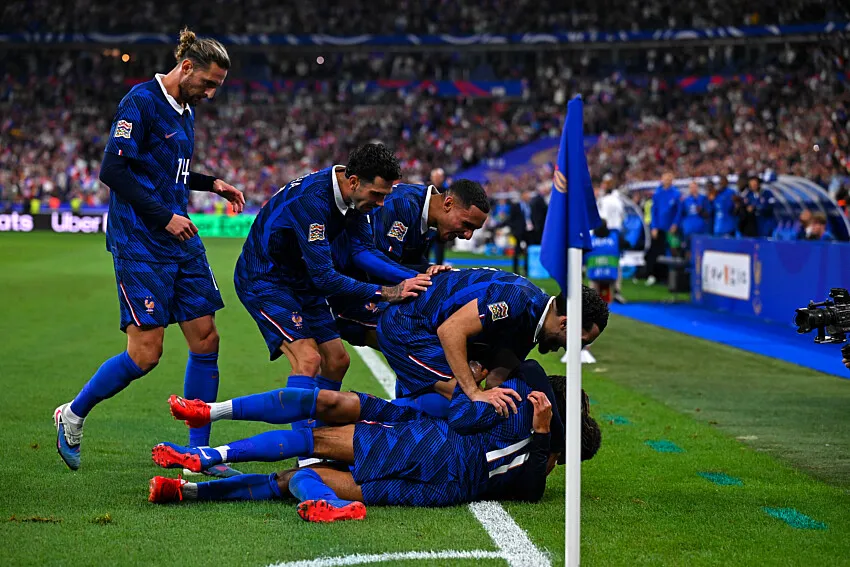 Pemain pengganti timnas Prancis merayakan gol kemenangan atas Belgia di Stade de France