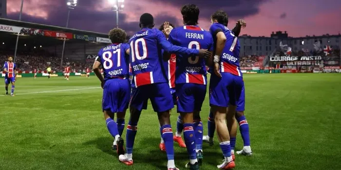 Pemain PSG merayakan gol Ferran Torres ke gawang Brest di Ligue 1