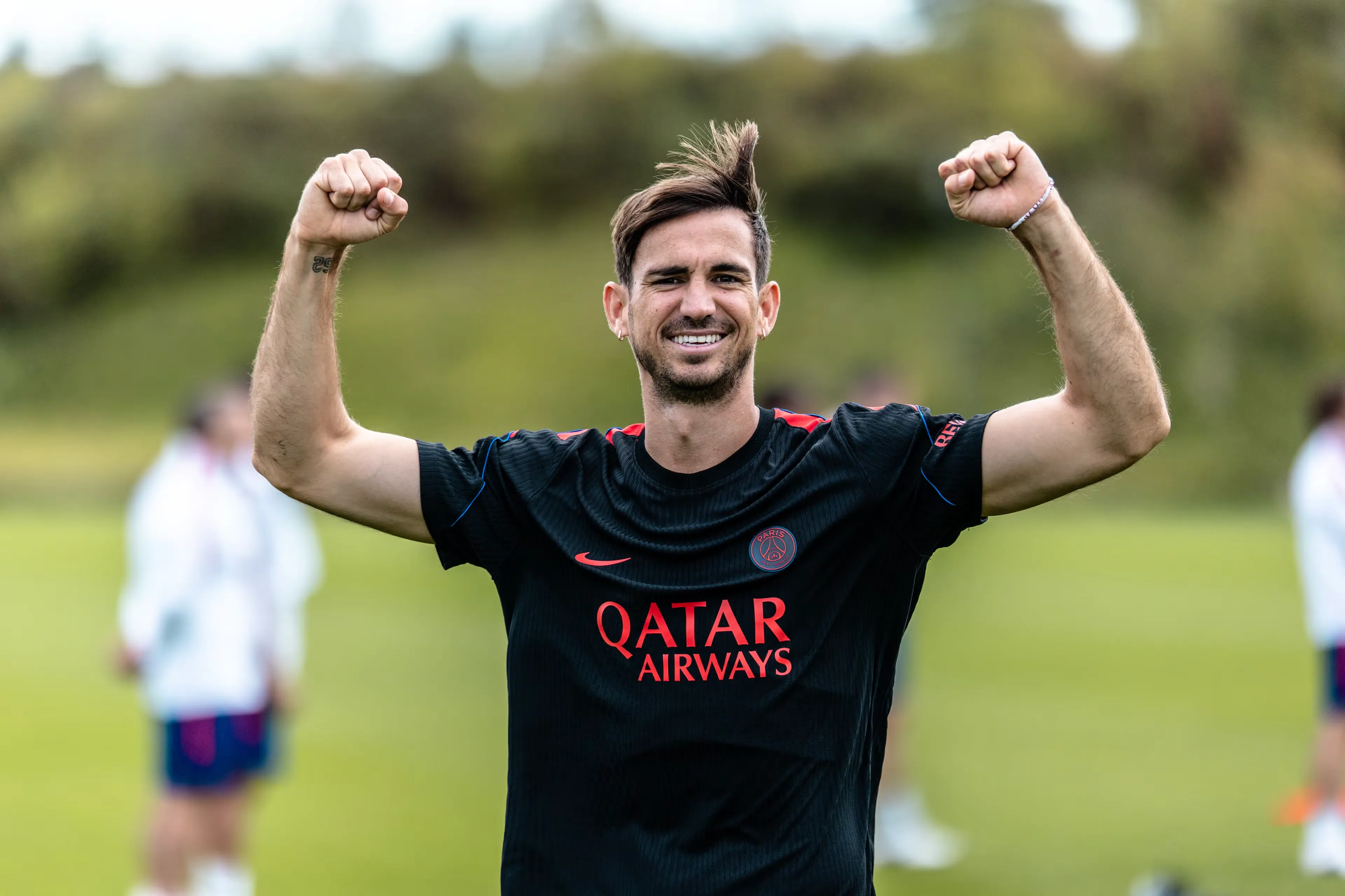 Pemain PSG berpose dengan trofi Ballon d'Or di acara France Football