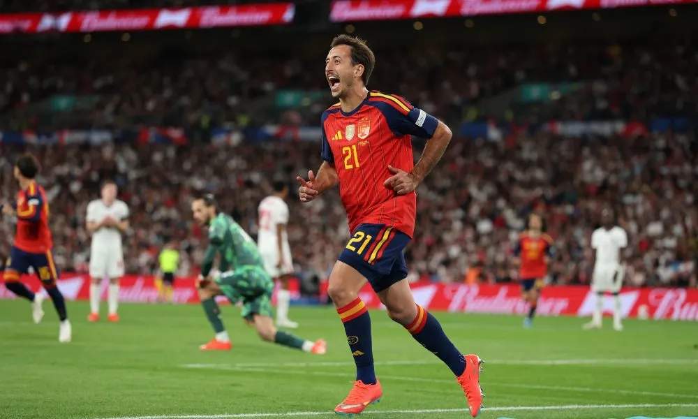 Para pemain Spanyol merayakan gol saat mengalahkan Inggris 3-2 di Wembley