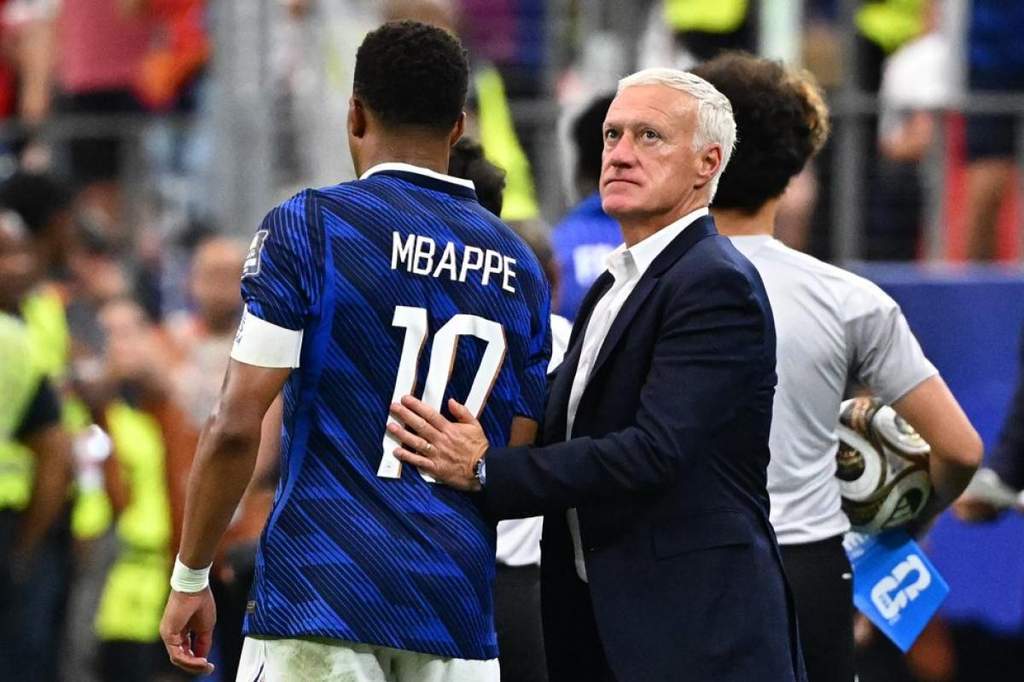 Kylian Mbappe memberikan pelukan kepada pelatih Didier Deschamps
