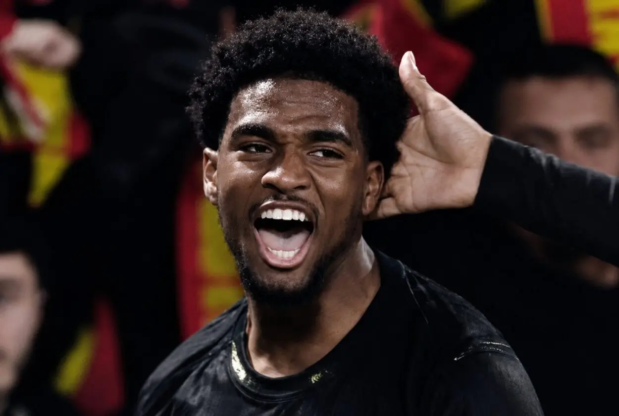 Penyerang PSG Ibrahim Mbaye menggiring bola dalam laga Ligue 1 di Parc des Princes