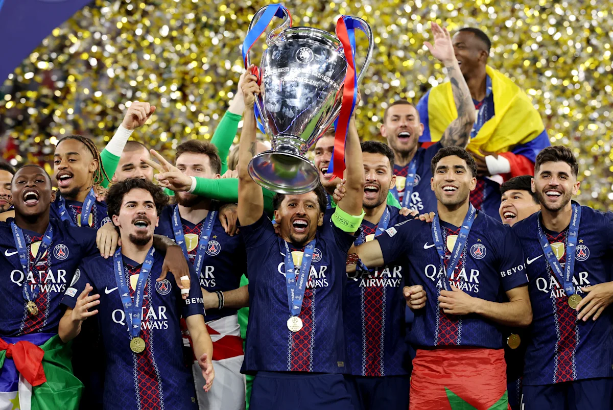 Pemain PSG merayakan gelar juara Liga Champions usai adu penalti melawan Arsenal