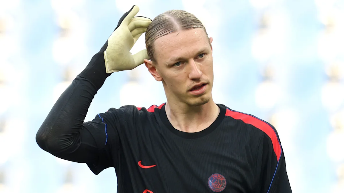 Matvei Safonov dan Lucas Chevalier berlatih bersama tim PSG di Parc des Princes