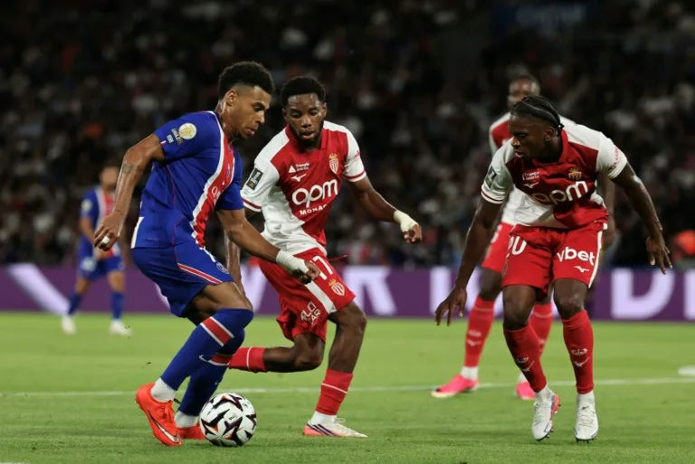 Pemain PSG dan Monaco berebut bola di pertandingan Ligue 1 di Parc des Princes