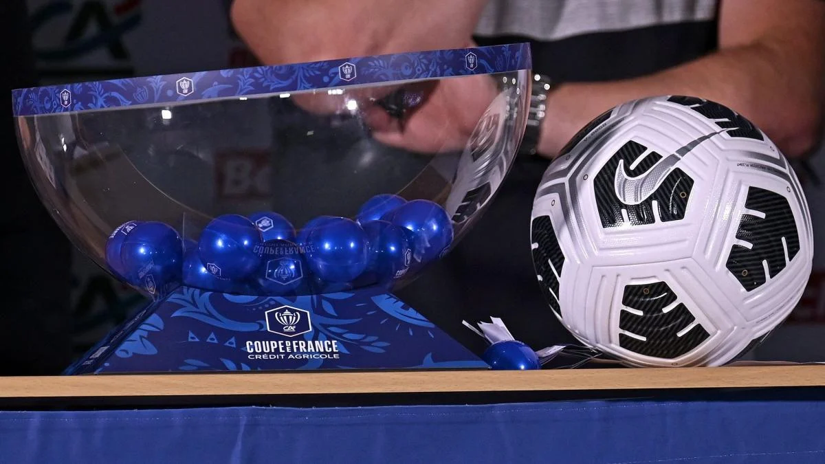 Piala Coupe de France dipajang di atas meja saat acara undian putaran kelima