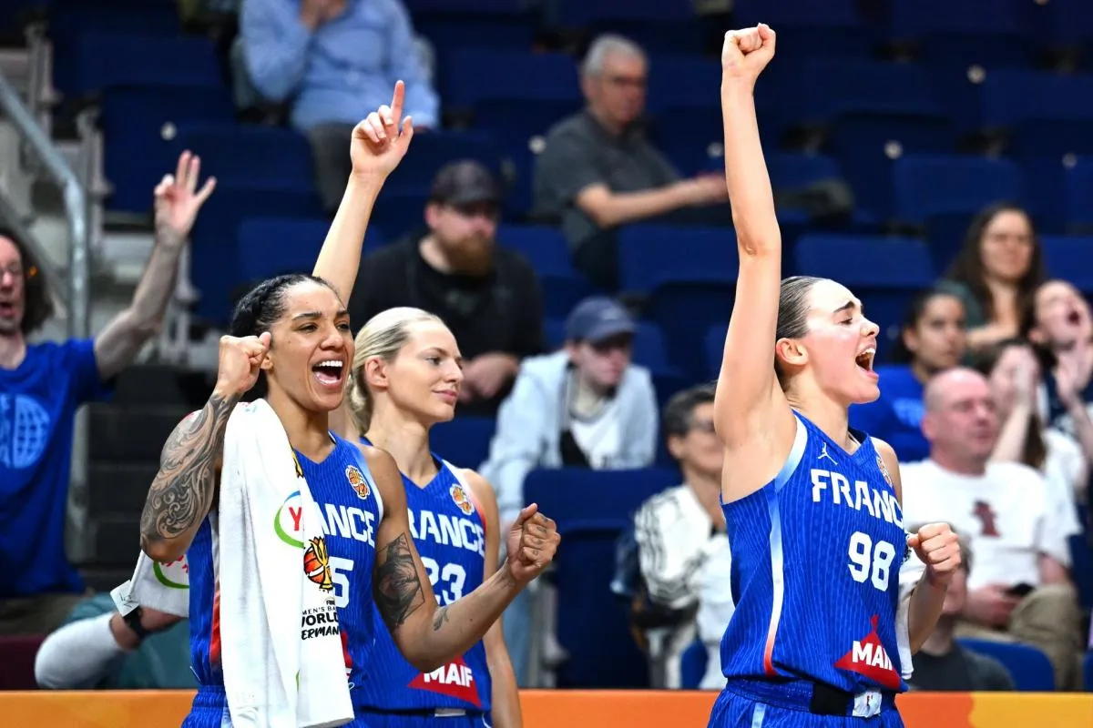 Pertandingan Piala Dunia Basket Wanita di Berlin dengan penonton padat