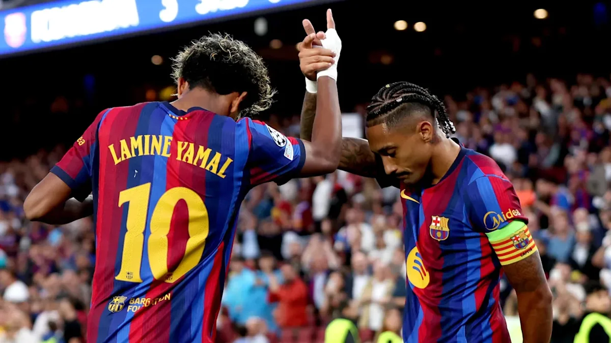 Ilustrasi power ranking Liga Champions 2026/27 dengan logo Barcelona, Arsenal, dan PSG