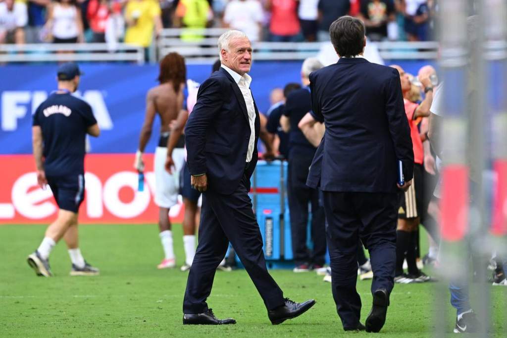 Didier Deschamps memberikan instruksi di pinggir lapangan Piala Dunia.