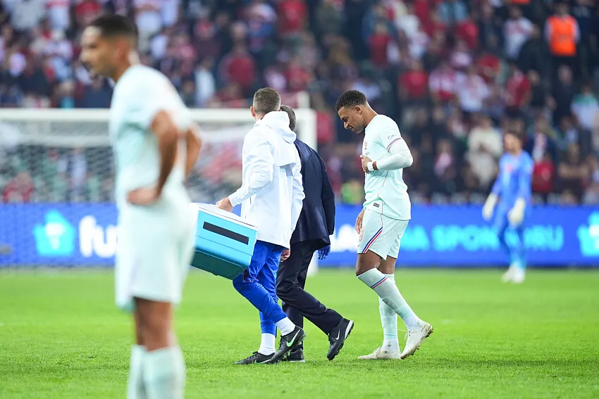 Pemain timnas Prancis Kylian Mbappe meninggalkan lapangan karena cedera saat melawan Turki
