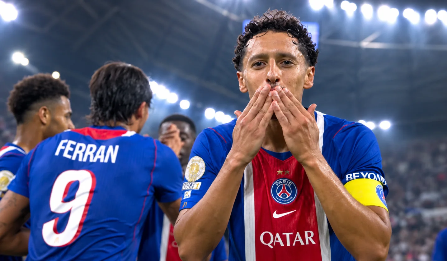 Prediksi desain jersey kandang PSG 2027/2028 dengan warna biru terang dan kerah putih