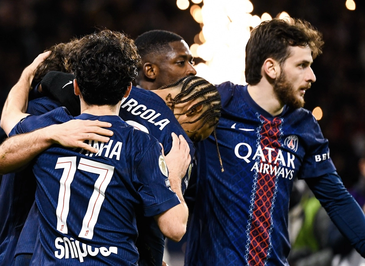 Pemain PSG terlihat kecewa usai pertandingan Ligue 1 melawan Monaco di Parc des Princes