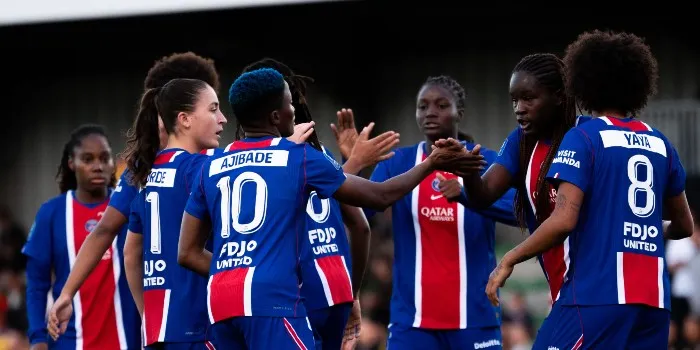 Pemain PSG Feminin merayakan gol ke gawang RC Lens di pertandingan Ligue 1