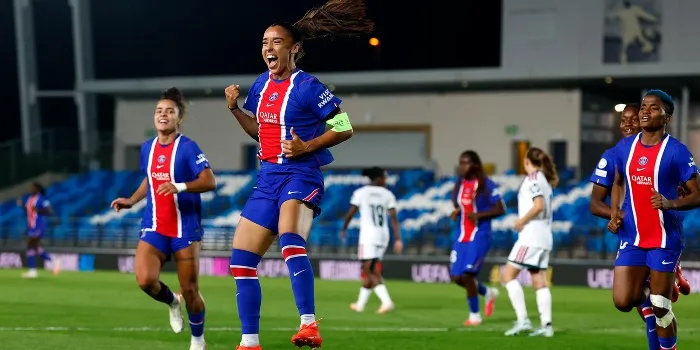 Pemain PSG Feminin merayakan gol penalti Sakina Karchaoui melawan Real Madrid di UWCL