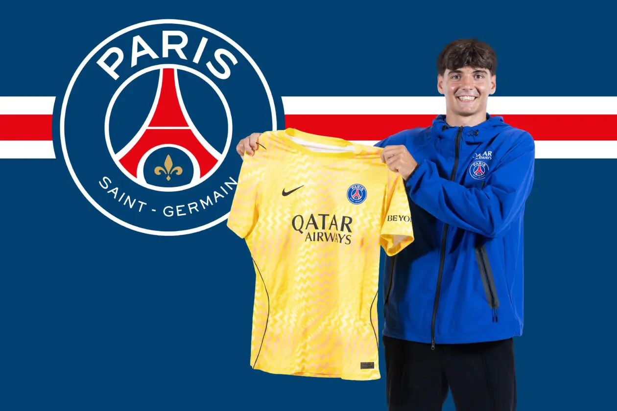 Stadion Parc des Princes dengan suasana pertandingan dan logo PSG