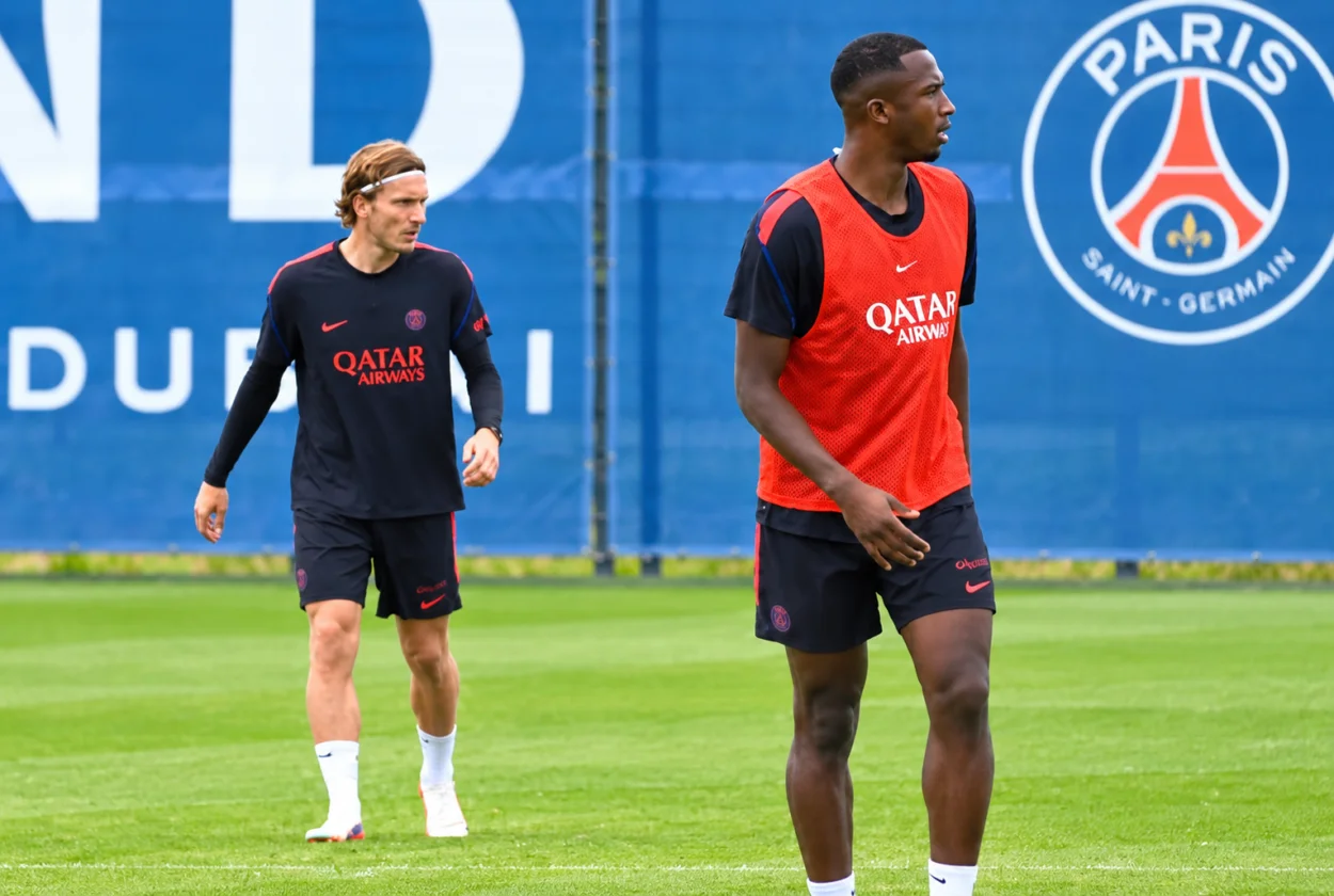 Pemain PSG kecewa usai kalah 1-2 dari Monaco di Parc des Princes
