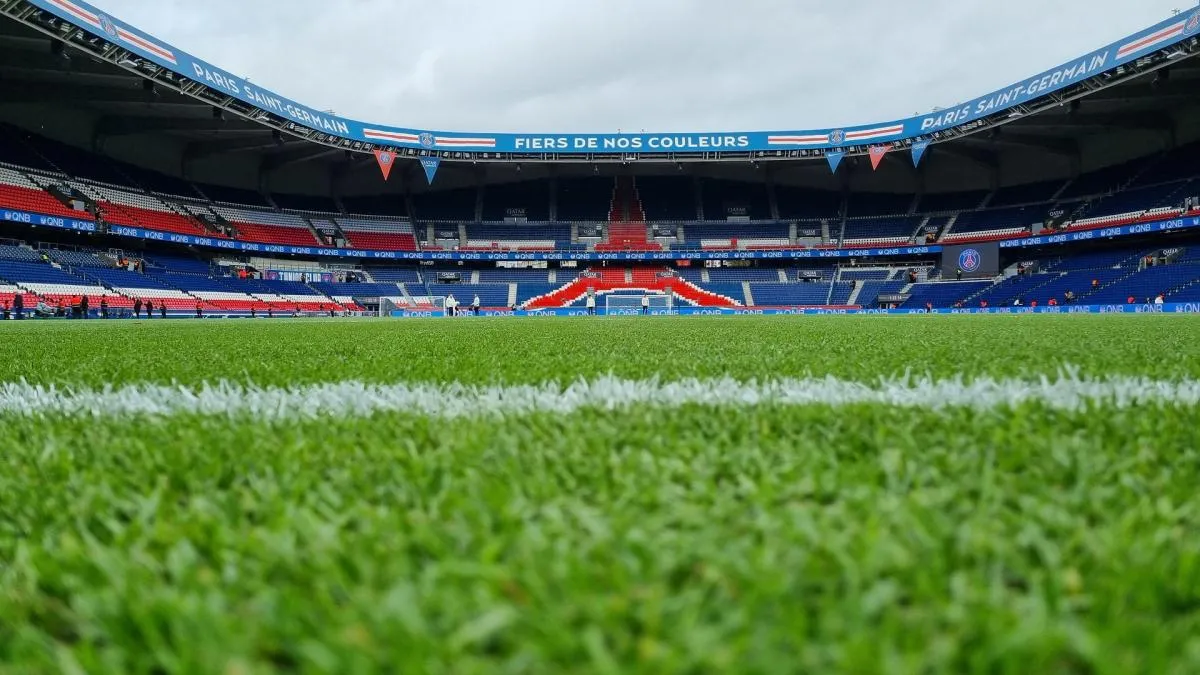 Proses pemasangan rumput baru dari Irlandia di Parc des Princes stadion PSG