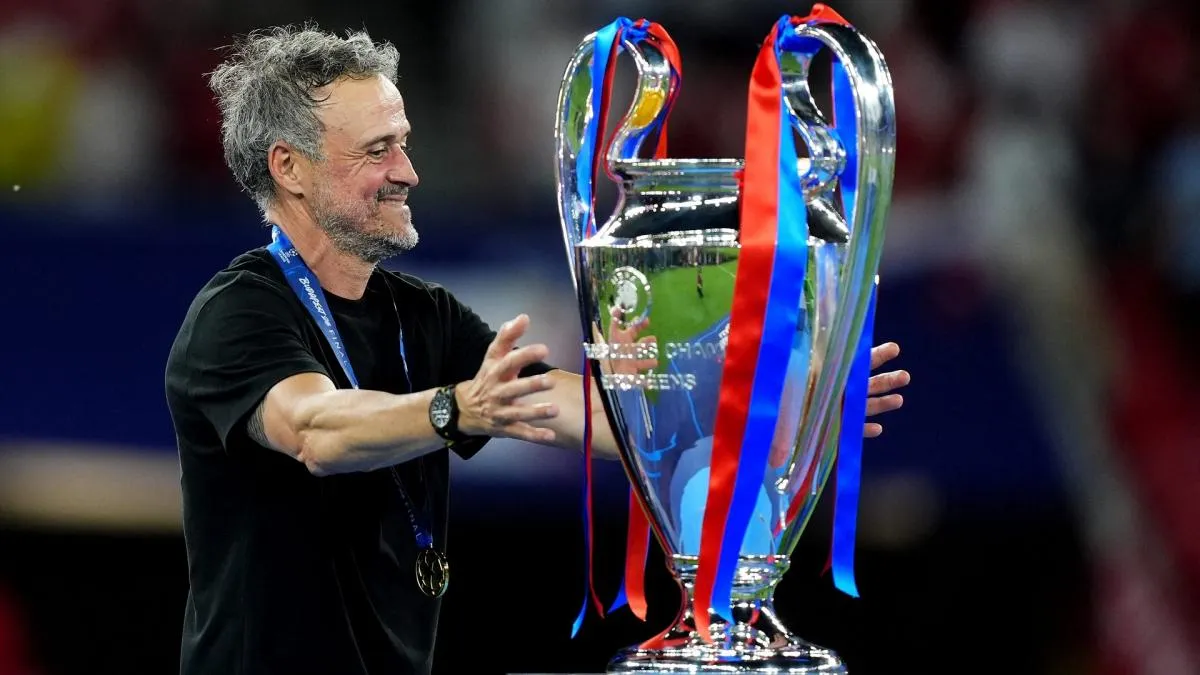 Luis Enrique dan lima pemain PSG merayakan perpanjangan kontrak di Parc des Princes