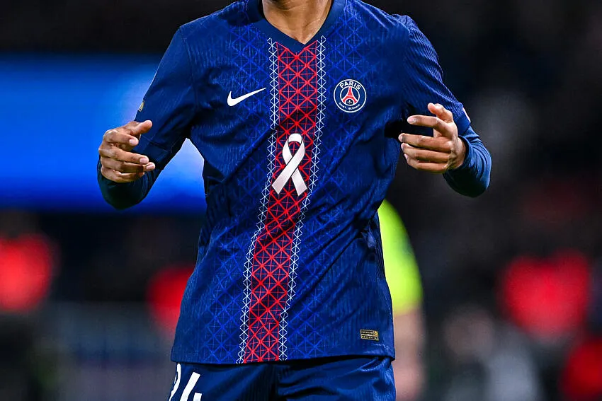 Pemain PSG kenakan jersey pink Octobre Rose bersama staf klub di Parc des Princes