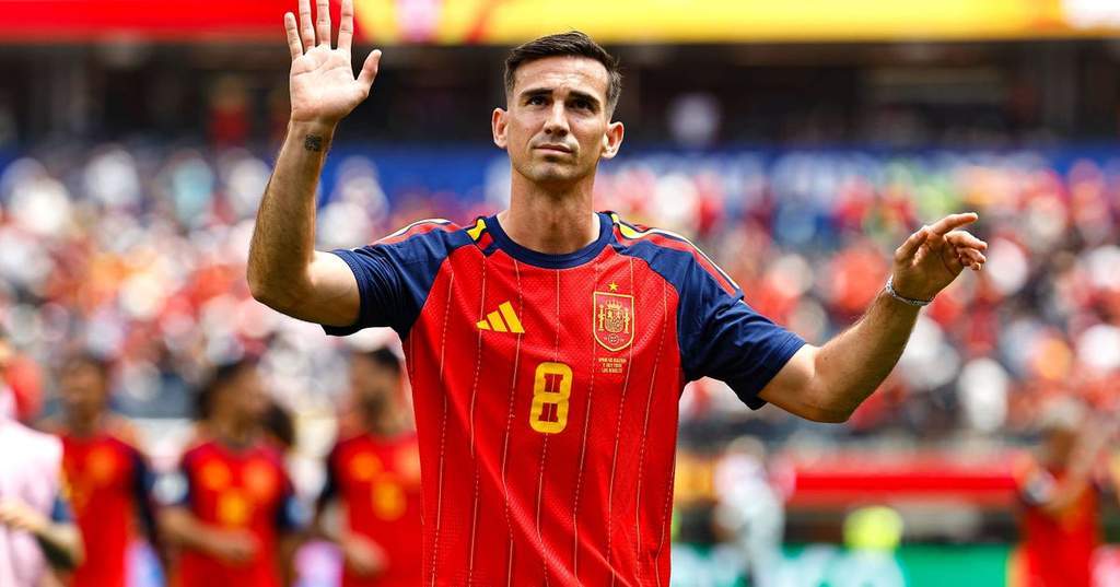 Gelandang Paris Saint-Germain Fabian Ruiz mengontrol bola dalam pertandingan.