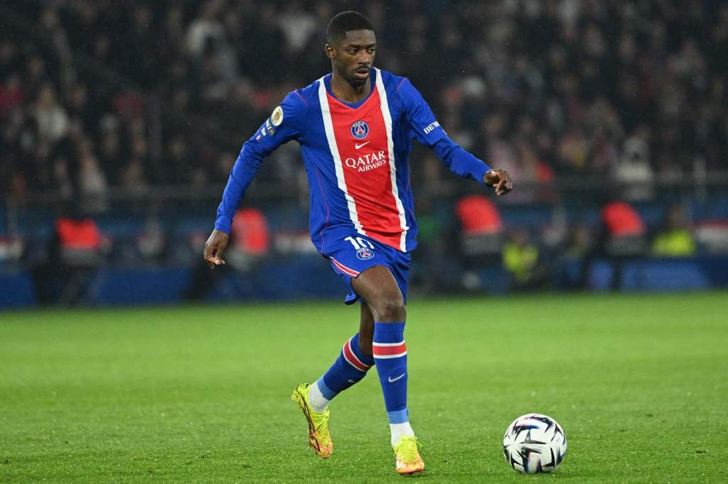Logo Paris Saint-Germain bersanding dengan sponsor perlengkapan olahraga mereka Nike.