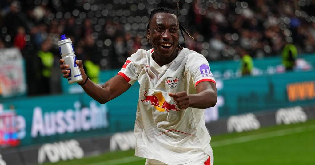 Striker RB Leipzig Yan Diomande beraksi di lapangan sepak bola.