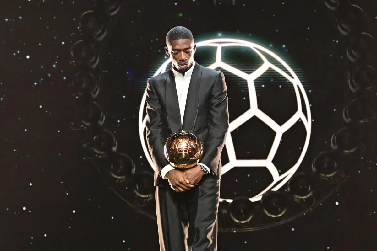Logo PSG dengan tiga pemain Ousmane Dembele, Kvaratskhelia, dan Fabian Ruiz