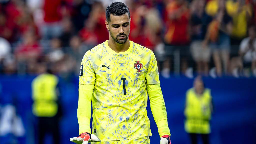 Kiper Portugal Diogo Costa saat berlaga di lapangan hijau.
