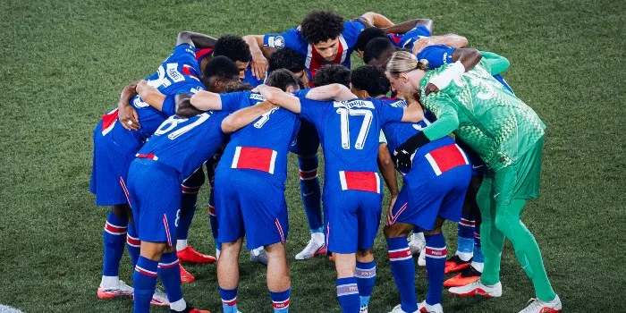 Suasana pertandingan PSG melawan Slovan Bratislava di Parc des Princes malam hari