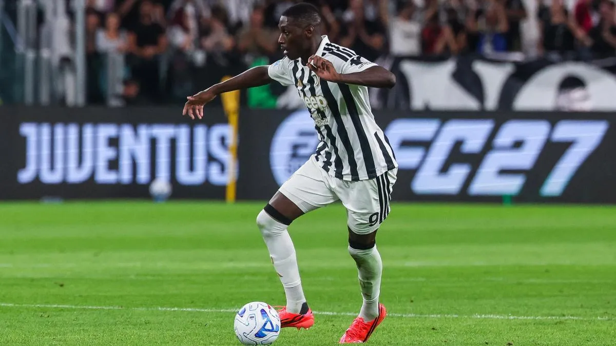 Randal Kolo Muani bermain untuk Juventus dalam laga Serie A melawan AC Milan.