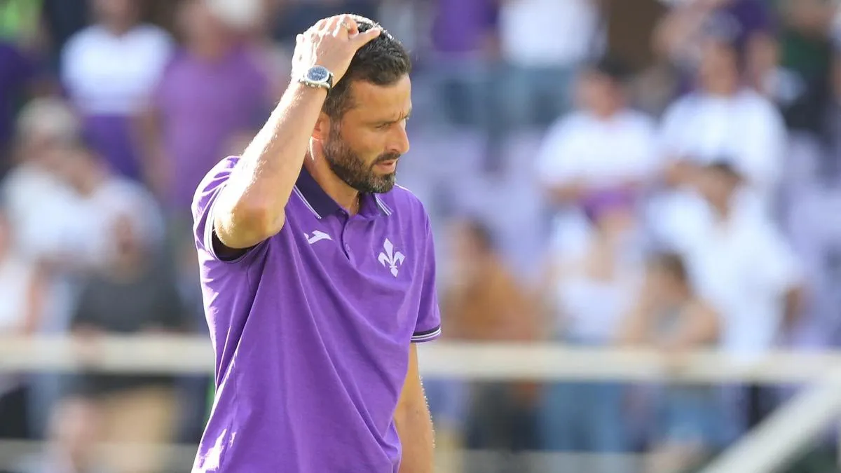 Suasana rapat darurat manajemen Fiorentina membahas masa depan Fabio Grosso setelah tiga kekalahan beruntun