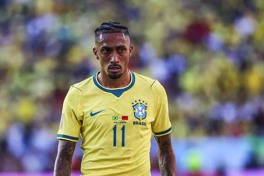 Raphinha penyerang Barcelona dan timnas Brasil mengalami cedera otot paha kanan