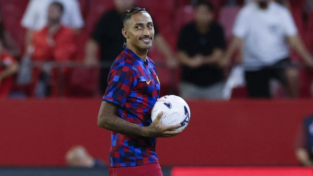 Raphinha merayakan gol bersama Barcelona pada laga melawan Sevilla di La Liga