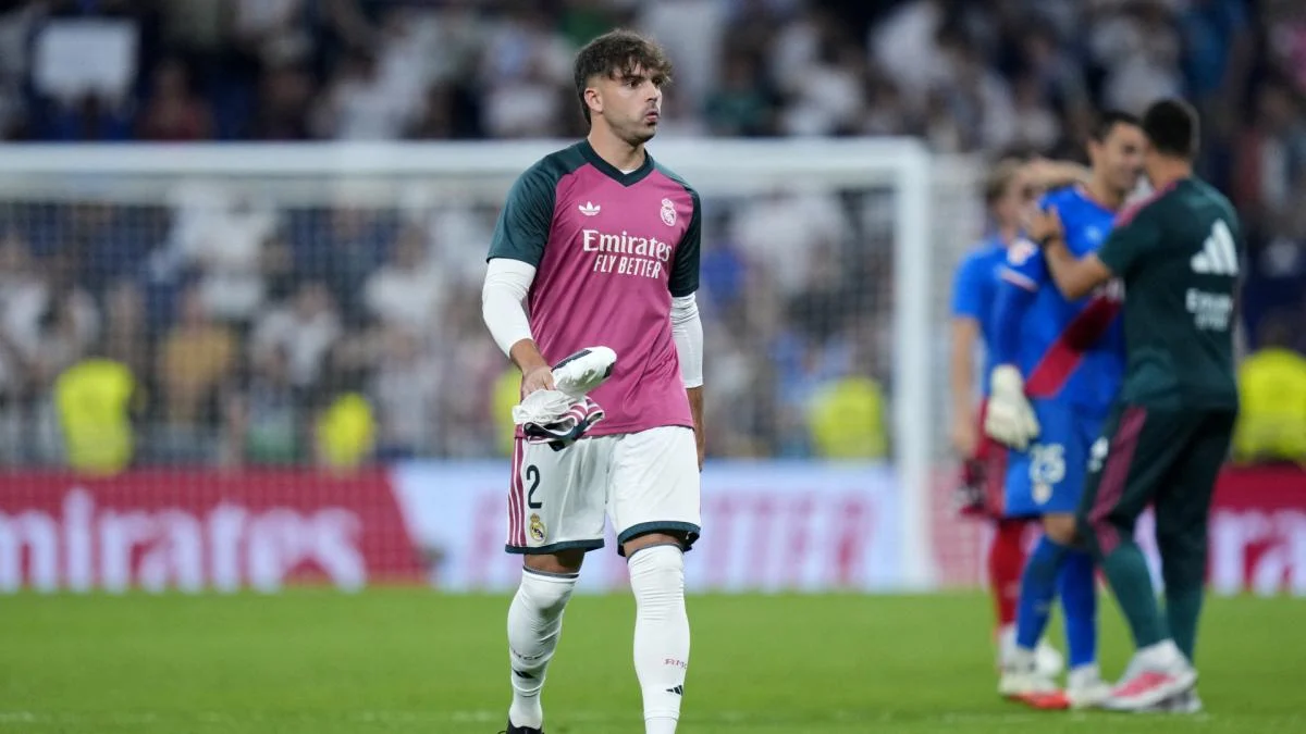 Raul Asencio bek Real Madrid berjalan meninggalkan lapangan Stadion Bernabeu